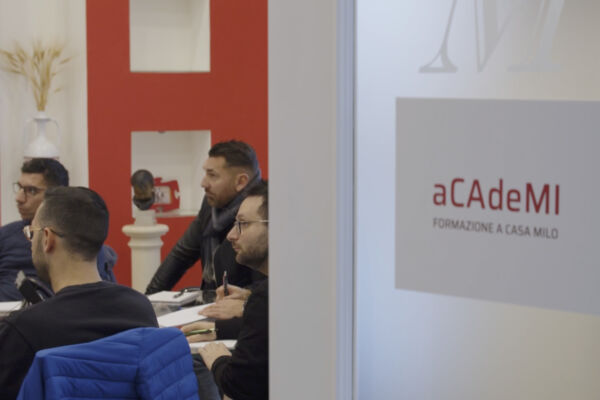 aCAdeMI Gruppo Milo: giovani talenti in formazione. Aula con logo aCAdeMI.