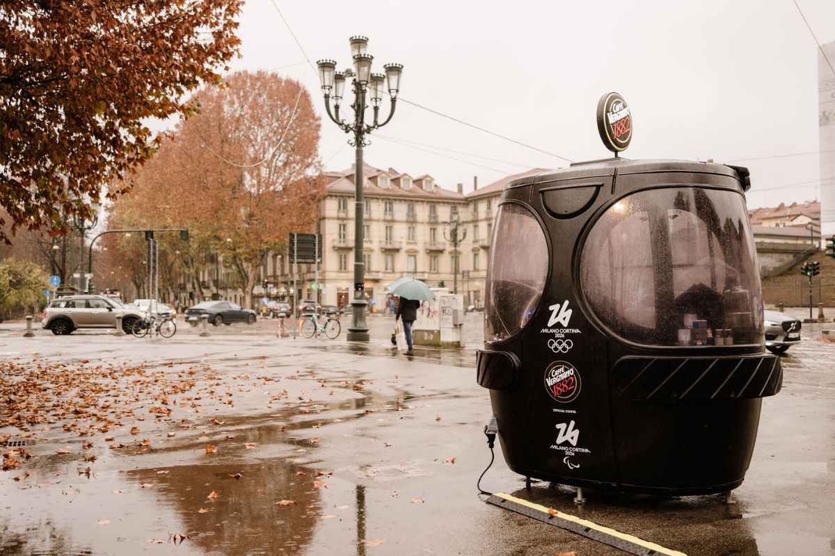 Coffee corner Caffè Vergnano a Milano. Cabinovia riciclata per Milano-Cortina 2026.
