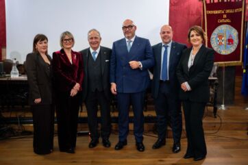 Presentazione Bilancio Sostenibilità 2024 Gruppo Arena. Team aziendale in posa. ESG, Catania.
