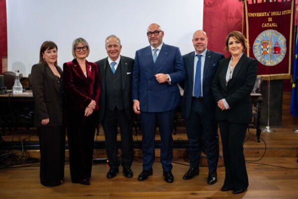 Presentazione Bilancio Sostenibilità 2024 Gruppo Arena. Team aziendale in posa. ESG, Catania.