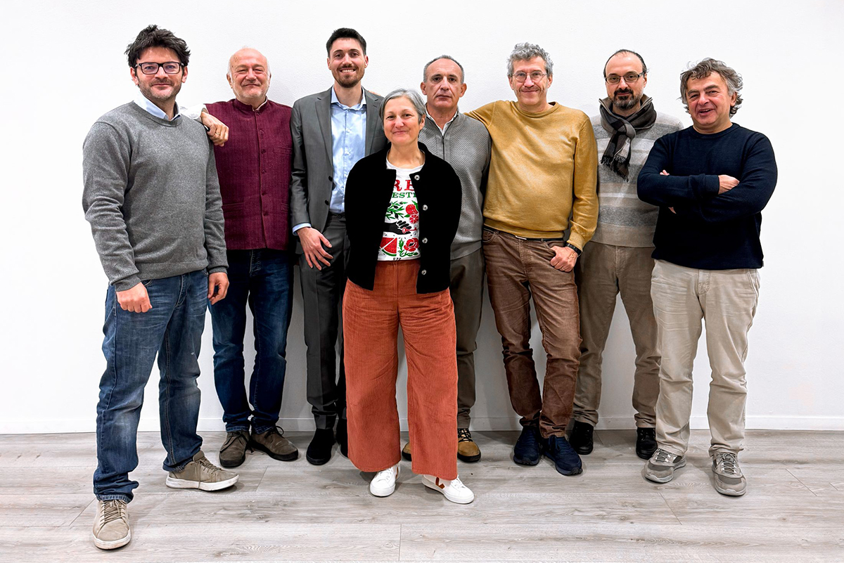 Nuovo CDA Altromercato: gruppo di persone in posa. Bilancio in crescita, cambio al vertice.