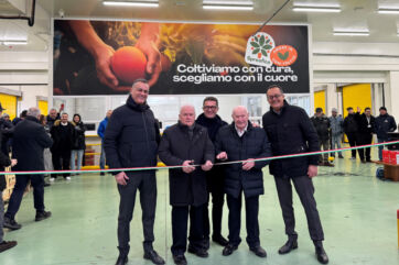 Inaugurazione stand Spreafico all'Ortomercato di Milano. Taglio del nastro, persone, frutta.