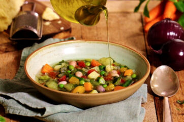 Minestrone caldo con verdure fresche e olio d'oliva. Zuppa di verdure italiana, ricetta tradizionale. - Findus