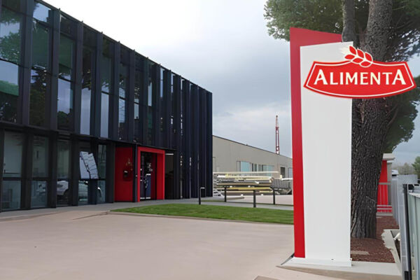 Esterno stabilimento Alimenta Produzioni. Architettura moderna, logo aziendale. Produzione alimentare di qualità.