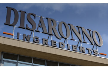 Insegna Disaronno Ingredients. Logo Disaronno su edificio, cielo azzurro.