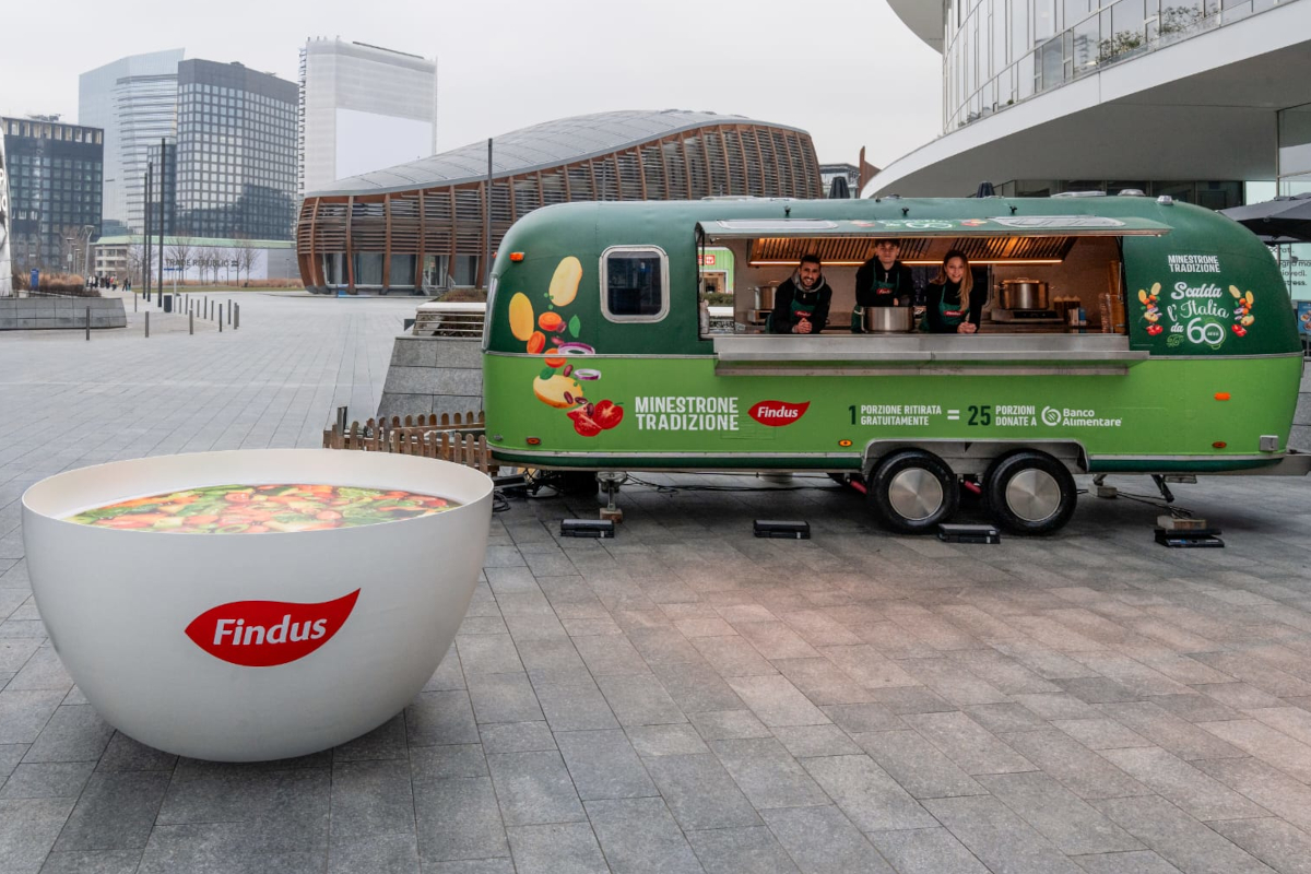 Evento Findus 60 anni: food truck verde e ciotola gigante di minestrone. Promozione minestrone tradizione e impegno sociale.