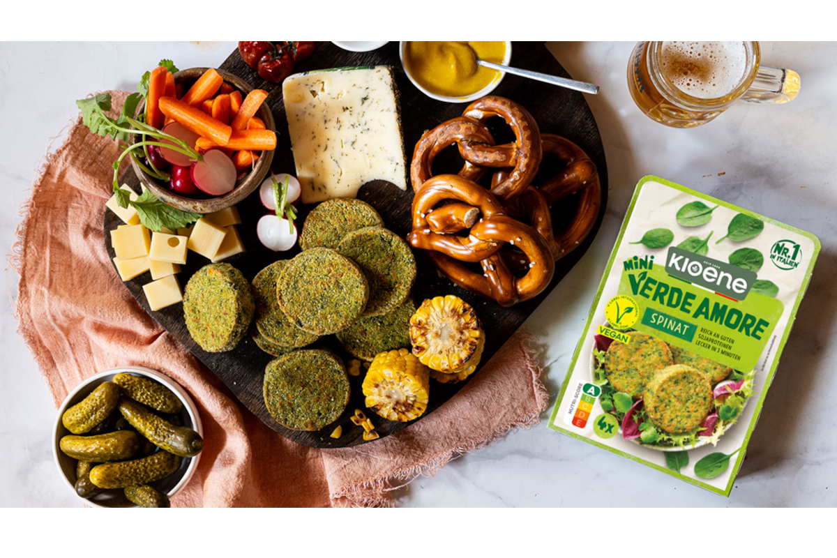 Tagliere Kioene vegano: burger spinaci, formaggio, bretzel, verdure, sottaceti e birra. Snack sfizioso e salutare.