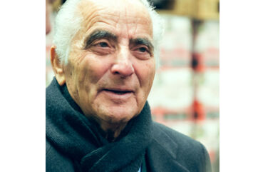 Ritratto di Luigi Togni. Addio a Luigi Togni, volto sereno, sciarpa scura.