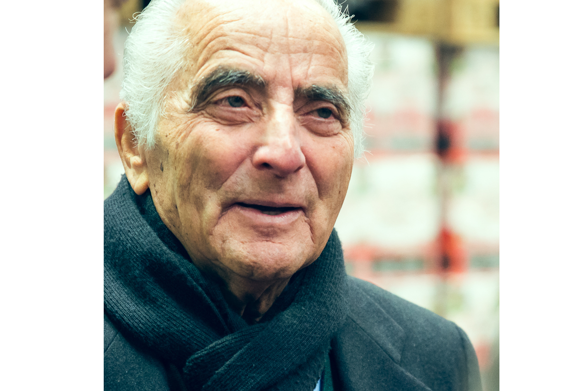 Ritratto di Luigi Togni. Addio a Luigi Togni, volto sereno, sciarpa scura.