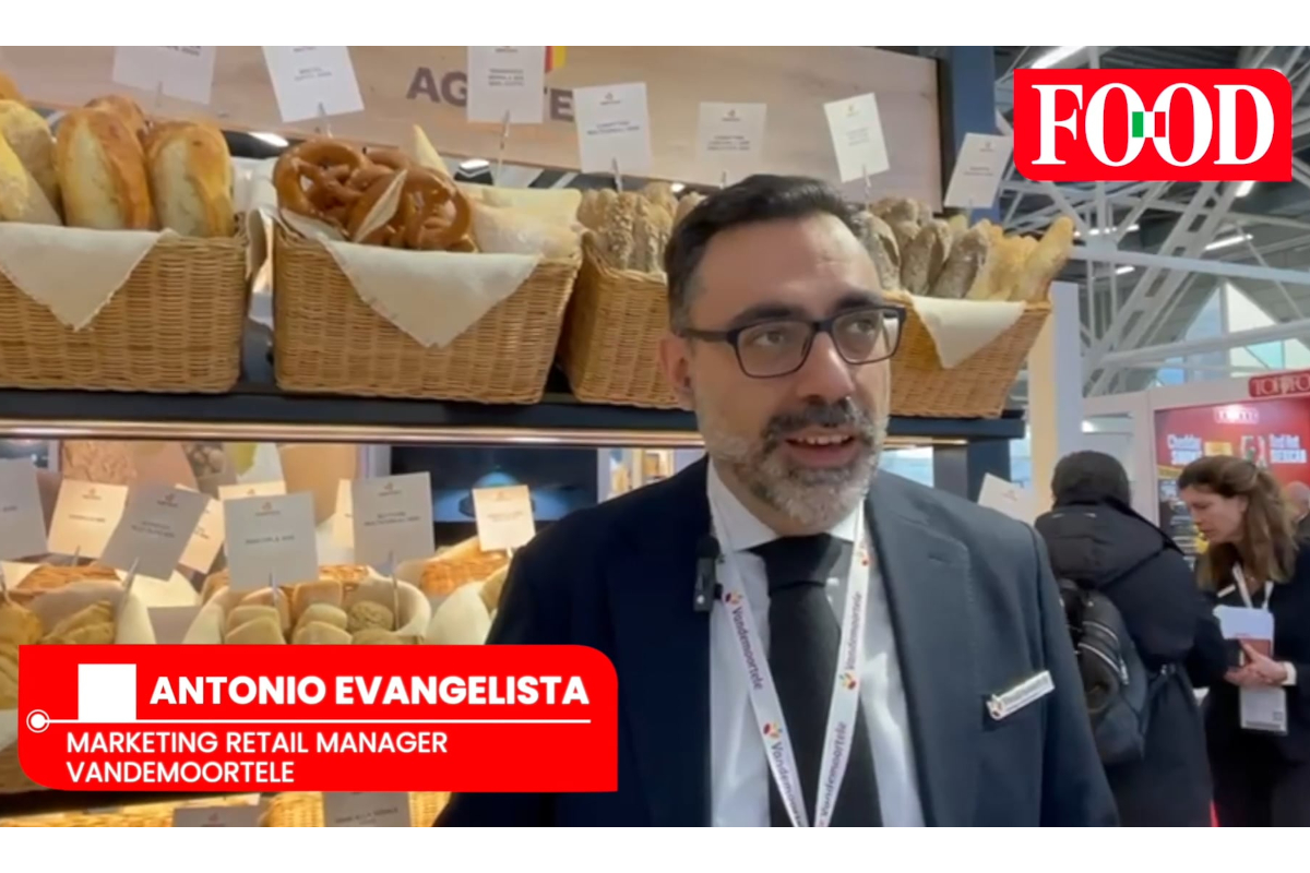 Antonio Evangelista, Marketing Retail Manager di Vandemoortele, con pane e prodotti da forno.