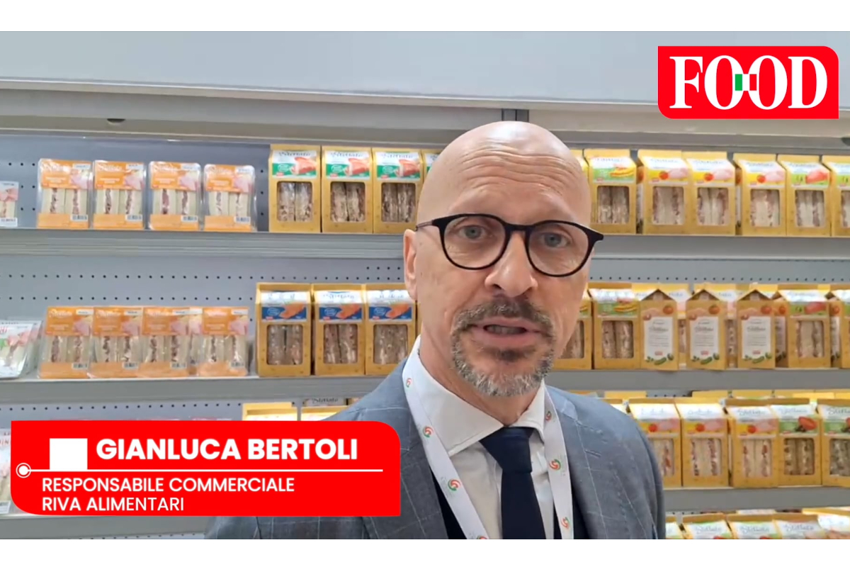 Gianluca Bertoli (Riva Alimentari) a Marca 2026. Tramezzini Riva sullo sfondo.