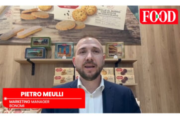 Pietro Meulli, Marketing Manager Bonomi, con biscotti e confezioni. Innovazione prodotti Bonomi.