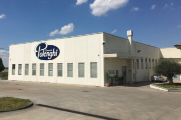 Stabilimento Giancarlo Polenghi. Architettura industriale, finestre, logo aziendale.