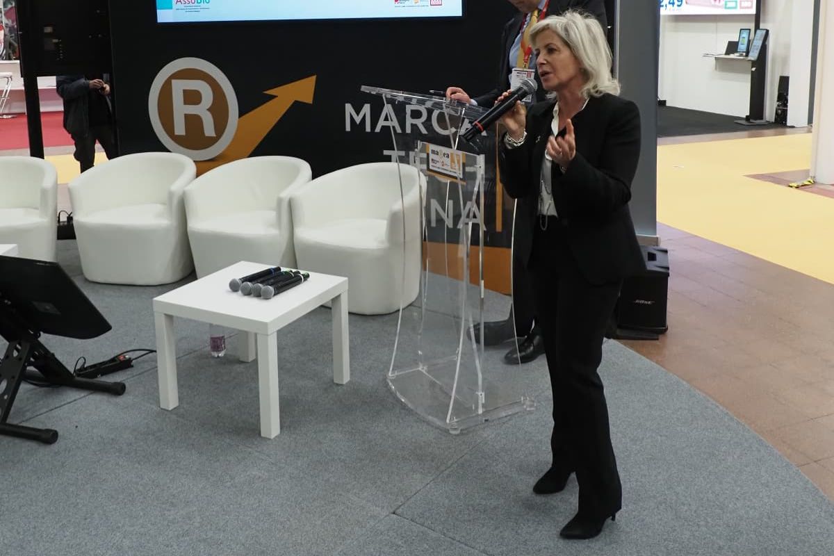 Convegno Assobio a Marca 2026: relatrice al microfono. Focus su biologico e GDO come motore di crescita.