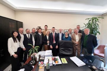 Team Entroterra celebra l'acquisizione di Pastificio Granarolo. Gruppo di persone in ufficio.