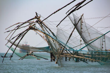 Reti da pesca cinesi in mare. Impatto maltempo e ciclone Harry sulla pesca.