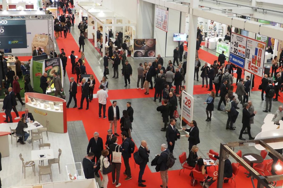 Fiera Marca MDD: affollato evento con stand e visitatori. Crescita market share MDD.