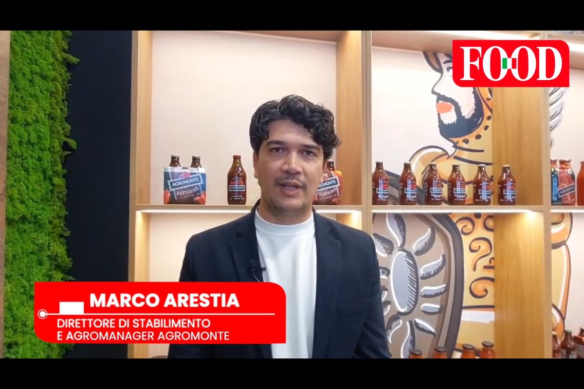 Marco Arestia, Agromonte. Direttore stabilimento e agromanager. Bottiglie di passata di pomodoro Agromonte sullo sfondo.