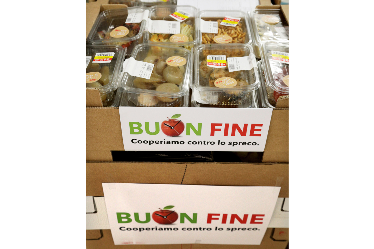 Scatole Buon Fine Coop Alleanza 3.0: cibo salvato dallo spreco. Confezioni alimentari fresche in vendita.