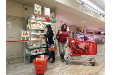 Clienti Coop Alleanza 3.0 fanno spesa al supermercato Buon Fine.