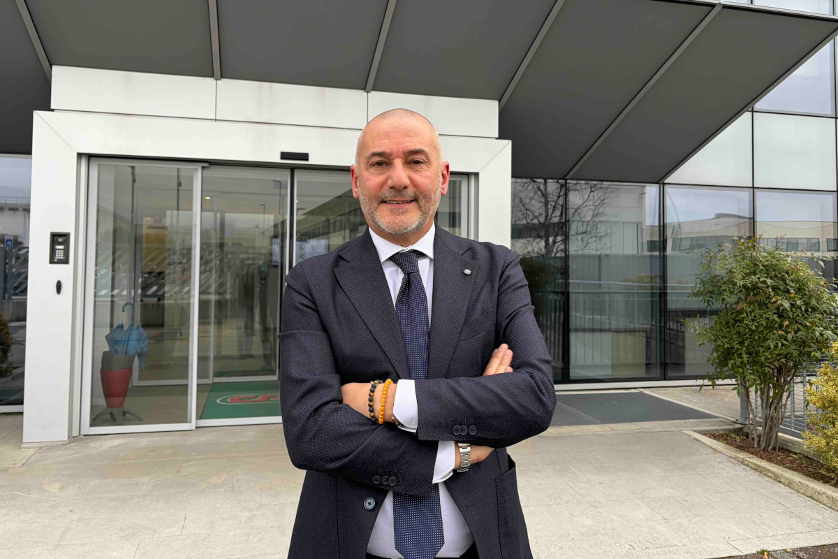 Luca Busato, nuovo Direttore Vendite Ama Crai Est. Manager sorridente in giacca e cravatta.