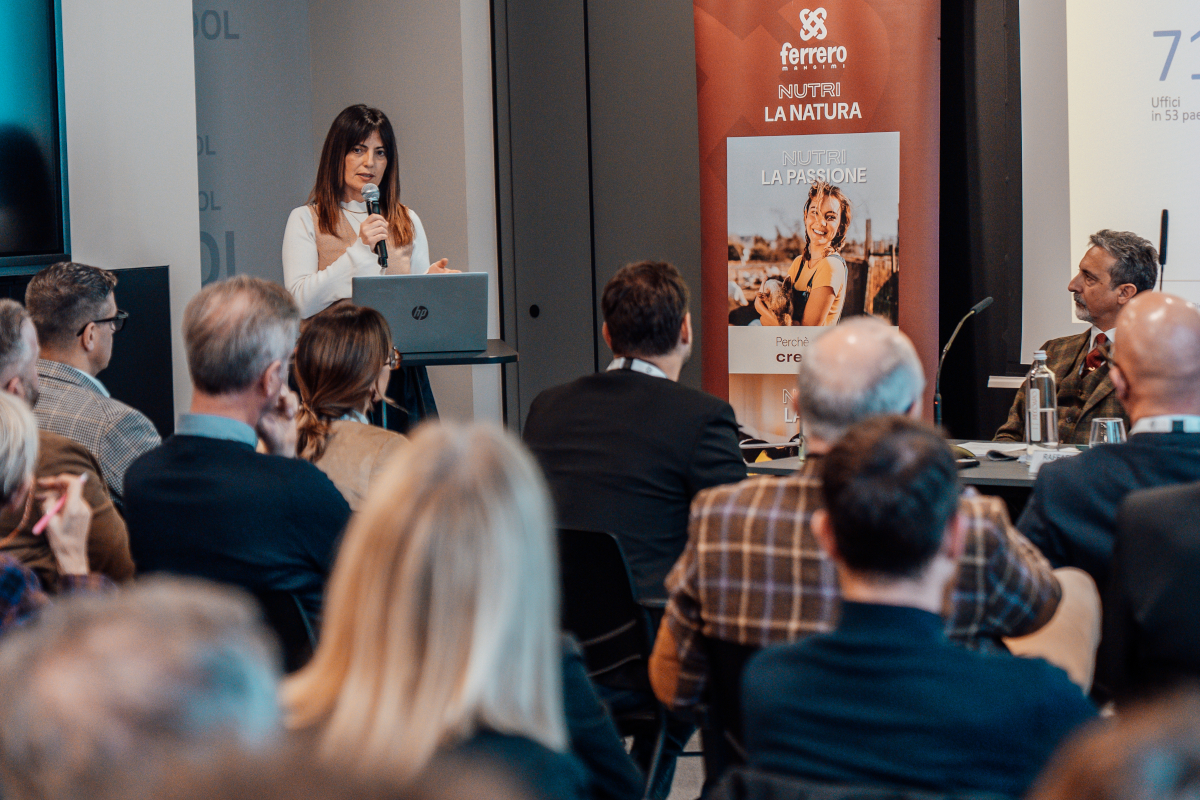 Conferenza Change or Die: filiera carni bovine. Relatrice al microfono, pubblico attento. Futuro e cambiamento.