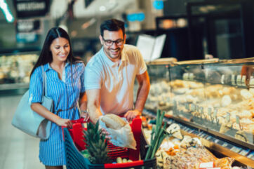 Coppia Coop fa spesa al supermercato. Lotta allo spreco alimentare con prodotti freschi e di qualità.