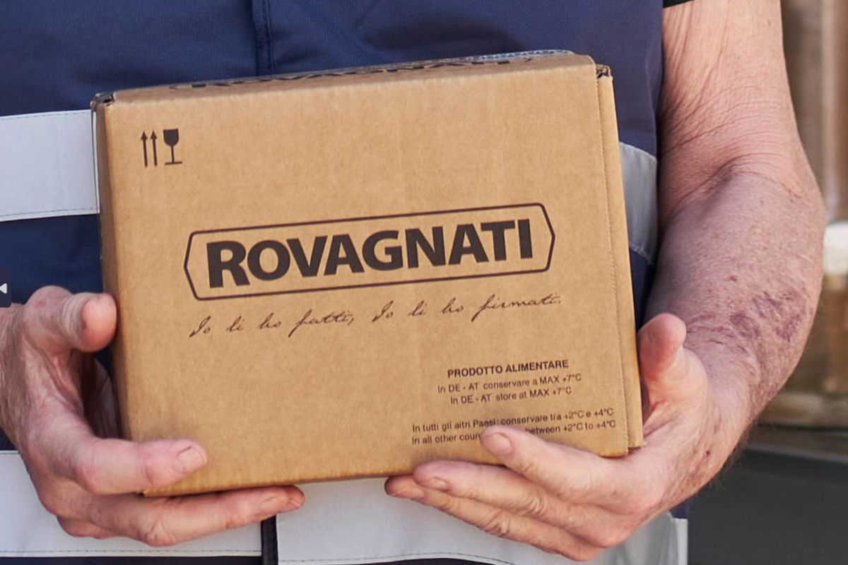 Donazione Rovagnati: scatola di cibo. Impegno sociale e beneficenza.