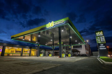 Stazione di servizio Eté illuminata di notte. Prezzi carburante visibili. Bar, bistrot e tabacchi.