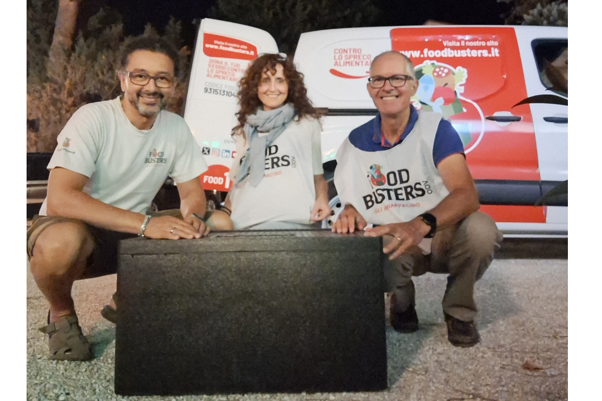 Foodbusters contro lo spreco alimentare: volontari sorridenti. Iniziativa anti spreco.