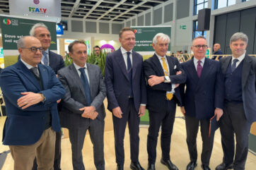 Gruppo di persone a Fruit Logistica Berlino. Ortofrutta italiana in primo piano. Cooperative agricole.