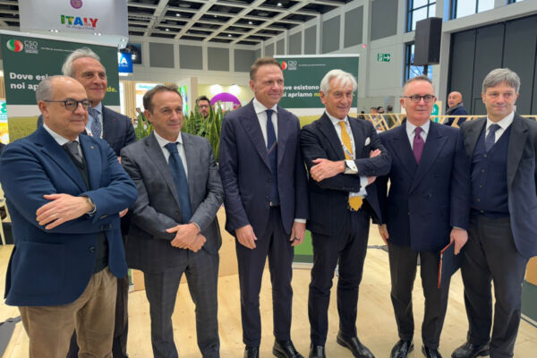 Gruppo di persone a Fruit Logistica Berlino. Ortofrutta italiana in primo piano. Cooperative agricole.