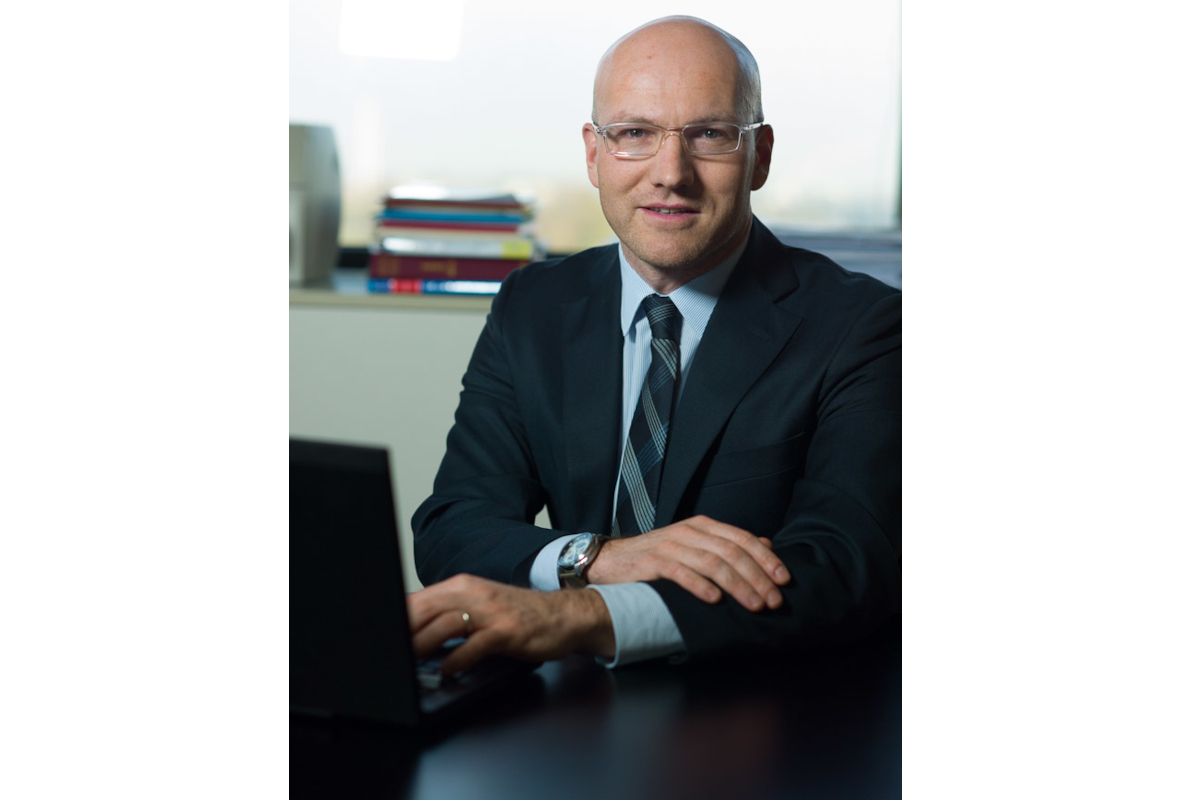 Giordano Curti, Direttore Generale. Ritratto uomo d'affari in giacca e cravatta, lavora al computer. - Trevalli Cooperlat