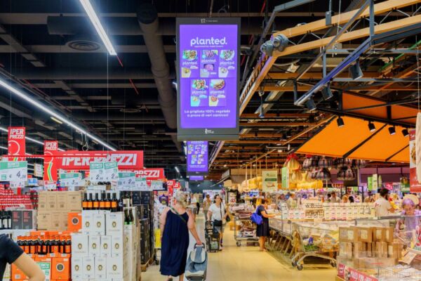 Supermercato Finiper Canova: retail media In-Store Media, schermi digitali pubblicitari, promozioni Planted, corsie affollate.