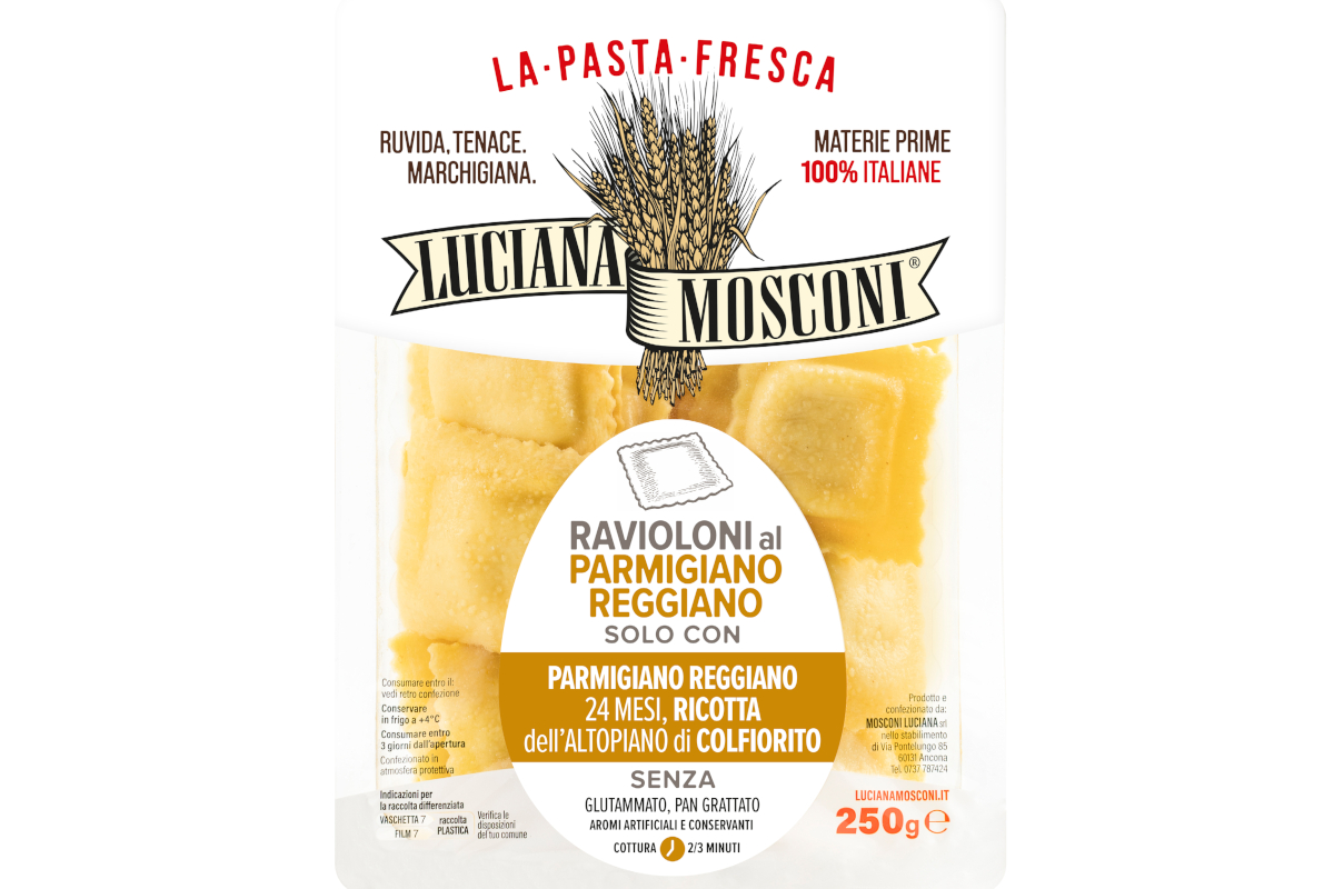Ravioloni Luciana Mosconi al Parmigiano Reggiano. Pasta fresca ripiena, specialità gastronomica italiana.