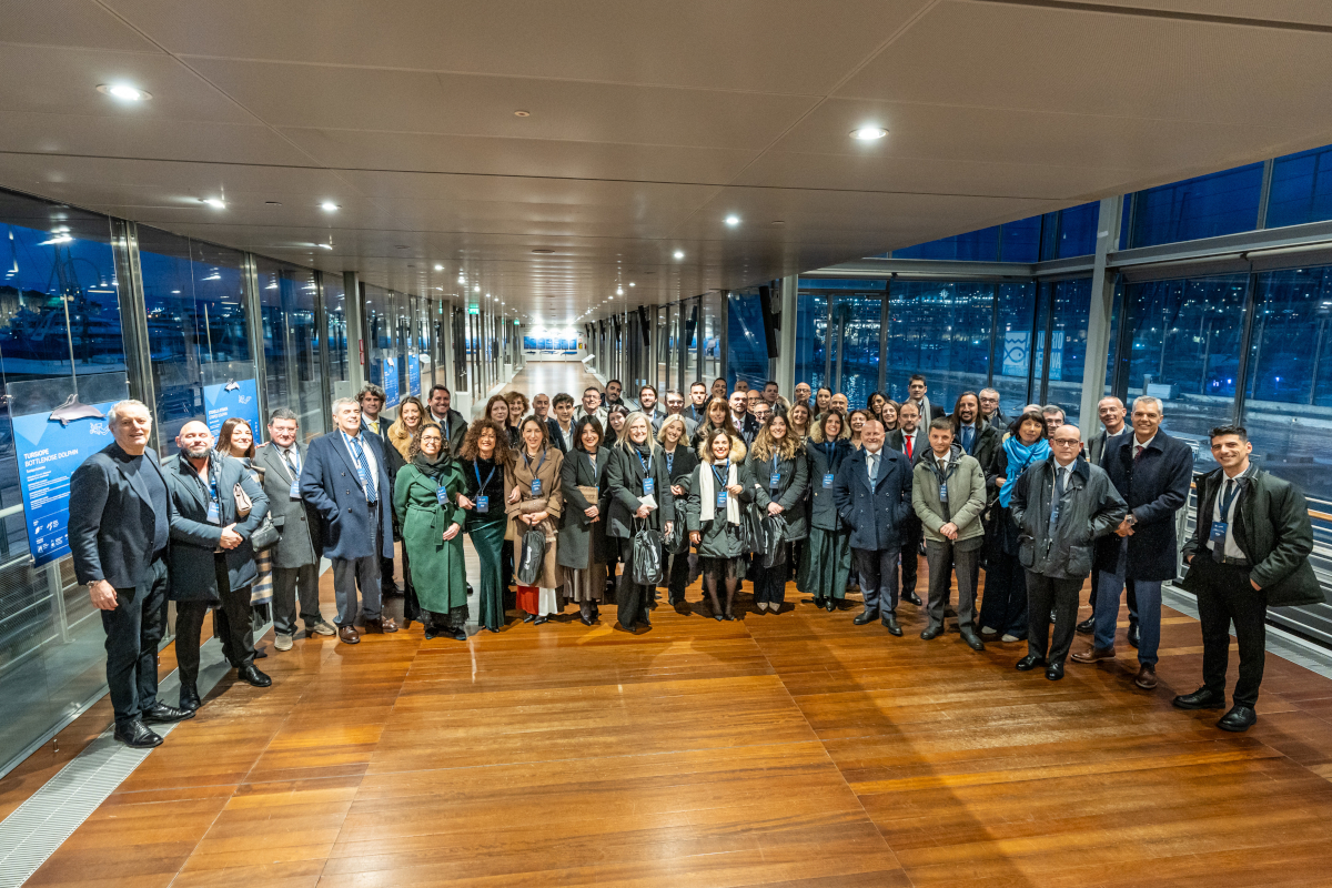 Gruppo di persone alla convention Nostromo 75 anni. Evento aziendale, networking professionale.