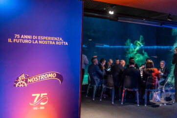 Evento Nostromo 75 anni: logo aziendale, persone sedute a tavola. Convention aziendale.