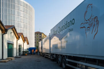 Stef Italia, Mondelez International, Camion Pane Quotidiano Onlus a Milano. Logistica, volontariato, solidarietà alimentare.