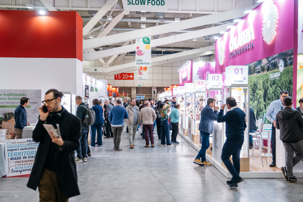 Fiera Sana: stand Slow Food, visitatori e prodotti tipici italiani. - bio