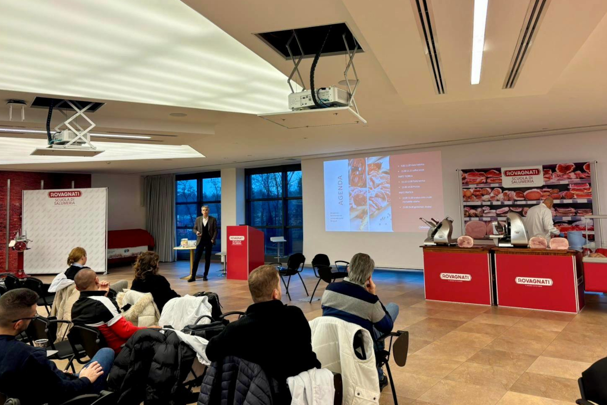 Scuola di Salumeria Rovagnati: lezione con relatore e pubblico. Salumi e affettatrici in mostra.