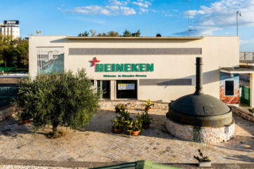 Esterno stabilimento Heineken Italia a Massafra (TA). Impianto, logo Heineken, architettura.