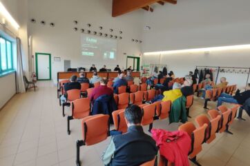 Conserve Italia: presentazione progetto Agrometeo. Sala conferenze con pubblico e relatori.