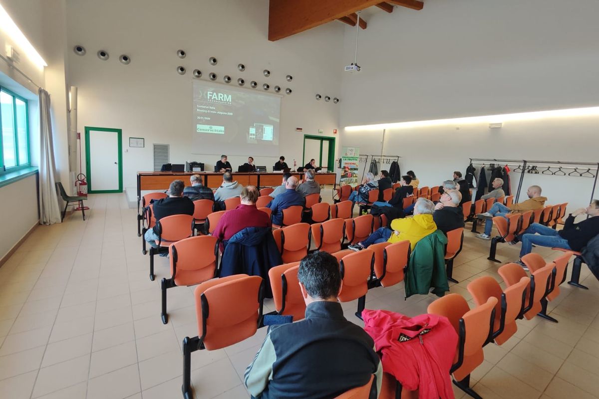 Conserve Italia: presentazione progetto Agrometeo. Sala conferenze con pubblico e relatori.