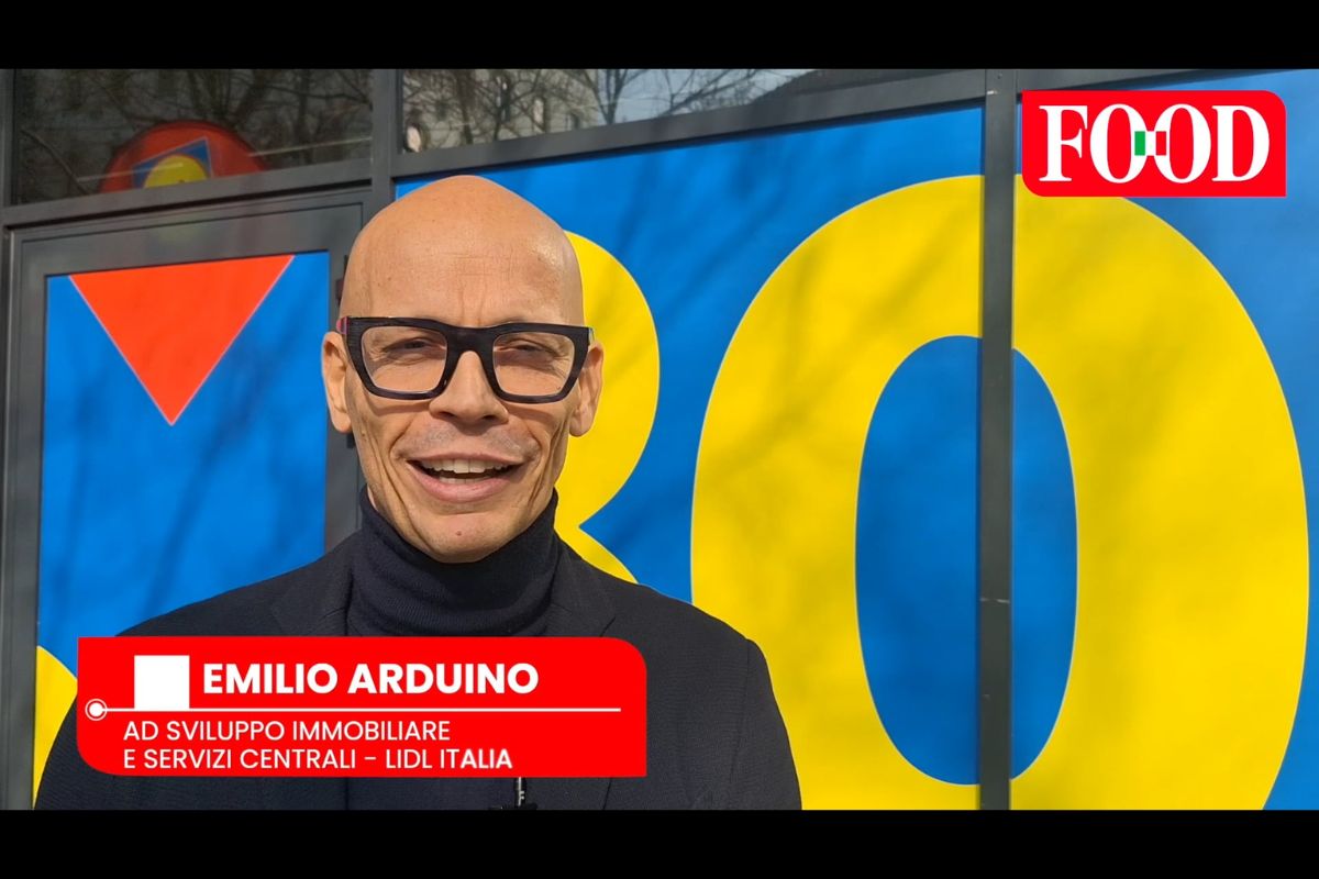 Emilio Arduino, AD Lidl, sullo sfondo il logo Lidl per l'apertura del negozio numero 800 a Milano.