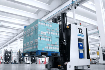 AGV System Logistics: robot automatizzato solleva pallet in magazzino. Automazione logistica Riso Scotti.