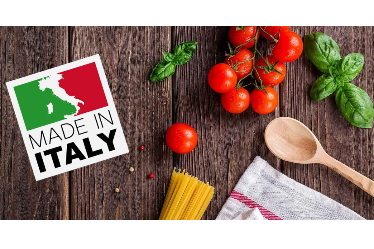 Italianità-Food Made in Italy: pomodori, basilico, pasta, cucchiaio e logo. Eccellenza italiana.