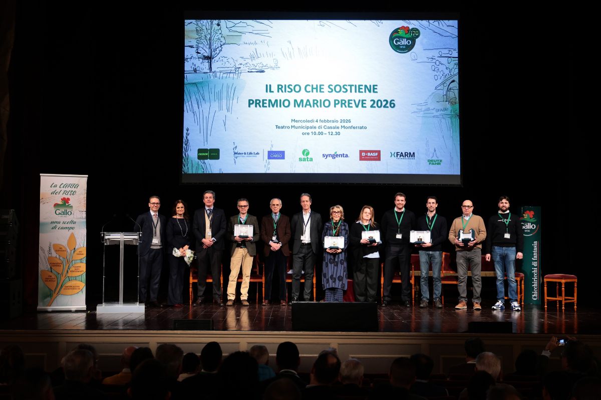 Riso Gallo celebra Il riso che sostiene: premiazione sul palco con gruppo di persone.