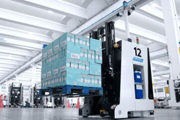 Hub logistico automatizzato Riso Scotti: carrello elevatore con pallet di riso. Sistema di logistica avanzata
