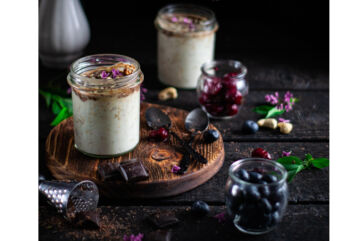 Snack: yogurt e frutta plant-based in barattolo. Spuntino sano e goloso con mirtilli, ciliegie e cioccolato.