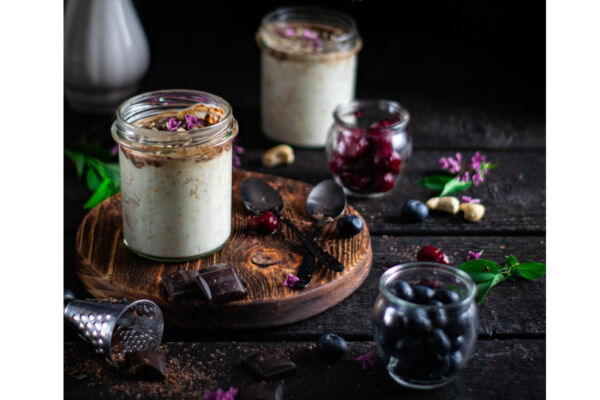 Snack: yogurt e frutta plant-based in barattolo. Spuntino sano e goloso con mirtilli, ciliegie e cioccolato.